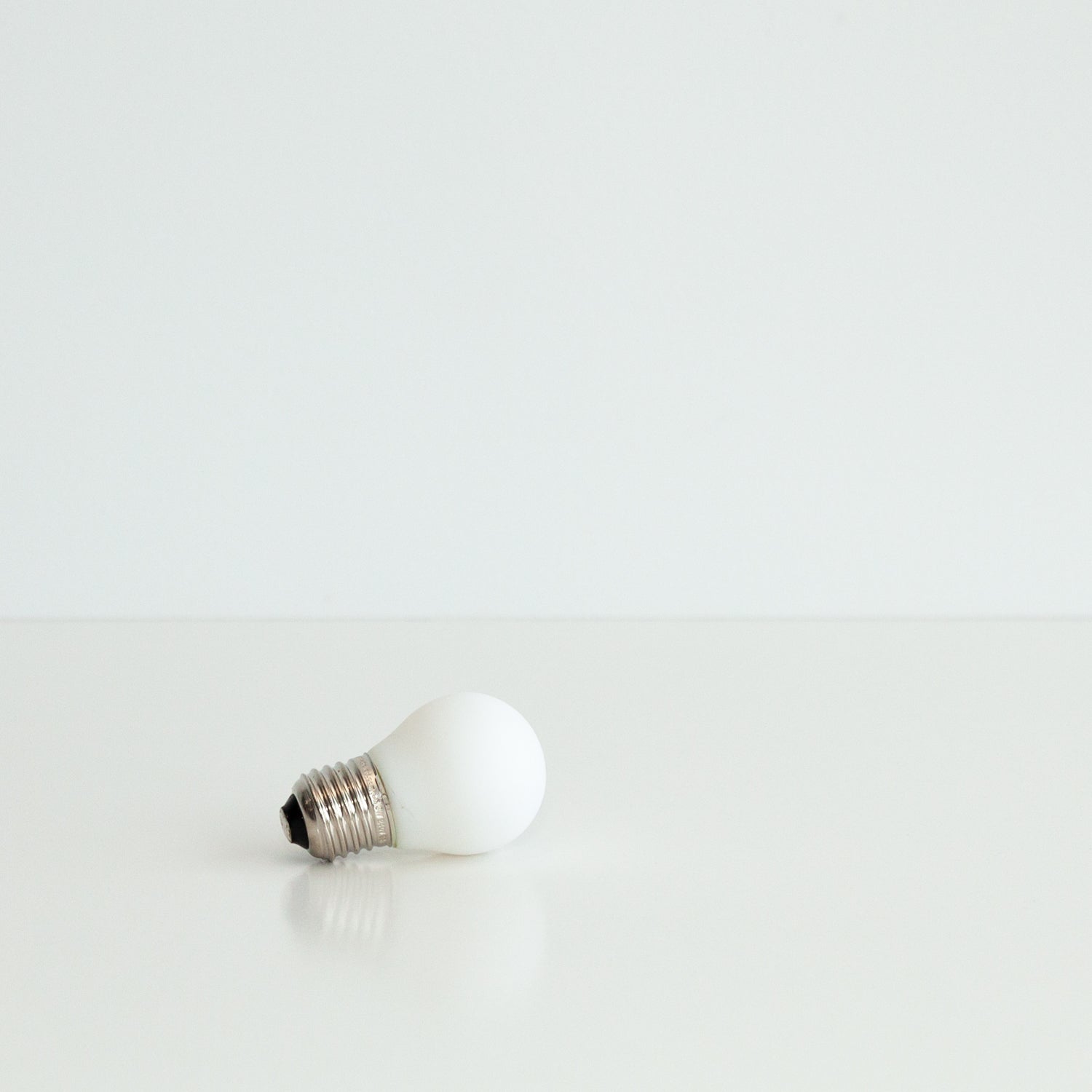 G45 4W E27 3000K Porcelain Frosted